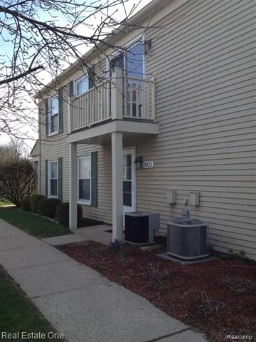 front view picture of 3021 Maplewood Ct, Lake Orion, MI. 48360