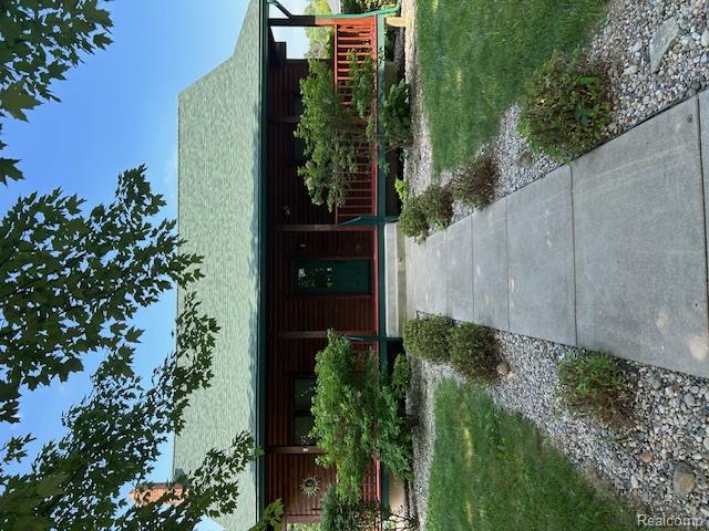 front view picture of 20100 Hickory Ridge Rd, Holly, MI. 48442