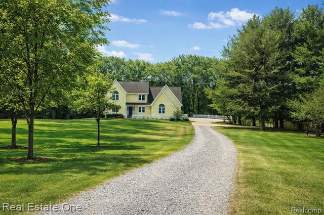 front view picture of 760 E Snell Rd, Rochester, MI. 48306