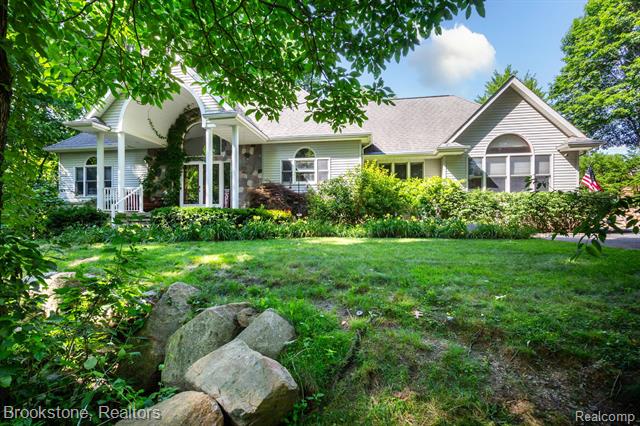 front view picture of 8808 Big Lake Rd, Clarkston, MI. 48346