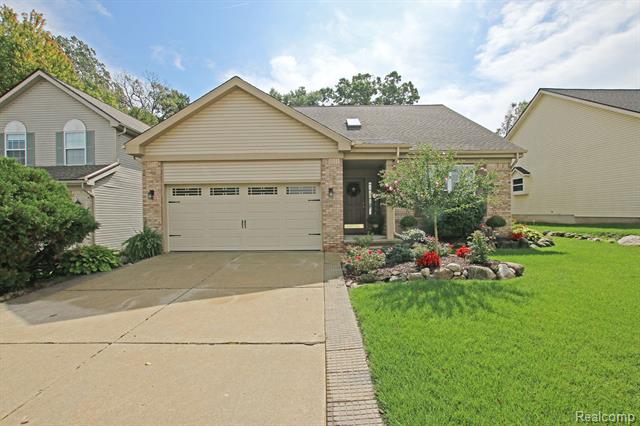 front view picture of 74 Eagle Ridge Rd, Lake Orion, MI. 48360
