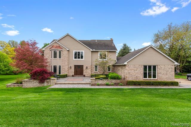 front view picture of 295 Oakbridge Dr, Rochester, MI. 48306