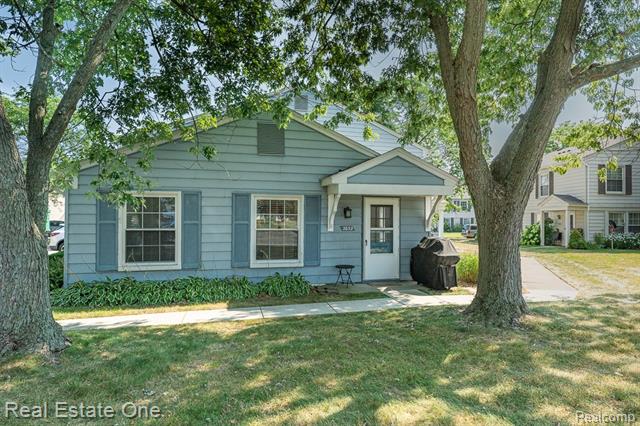 front view picture of 2652 Wildwood Ct, Lake Orion, MI. 48360