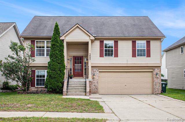 front view picture of 3069 Talon Cir, Lake Orion, MI. 48360