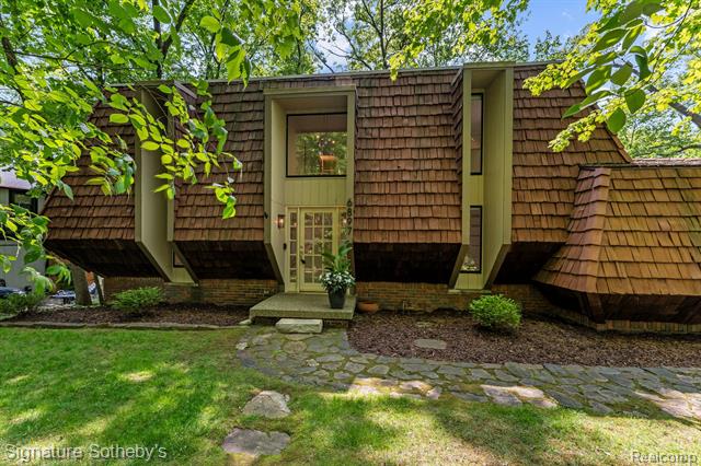 front view picture of 6897 Deerhill Dr, Clarkston, MI. 48346