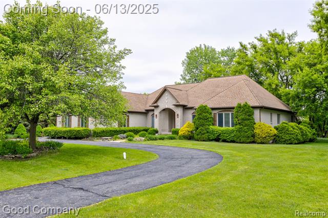 front view picture of 374 Oakbridge Dr, Rochester, MI. 48306