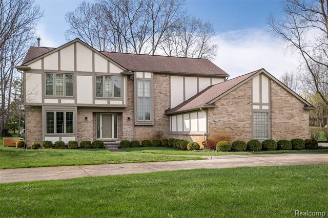 front view picture of 6701 Sun Valley Dr, Clarkston, MI. 48348