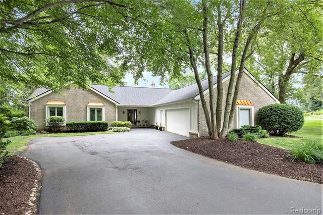 front view picture of 6823 Park Lake Dr, Clarkston, MI. 48346