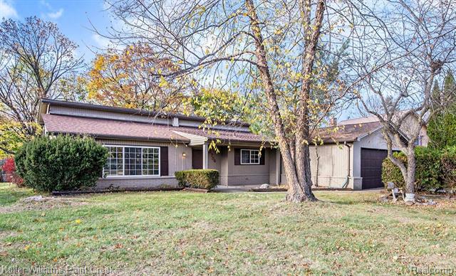front view picture of 2754 Gemini Dr, Lake Orion, MI. 48360