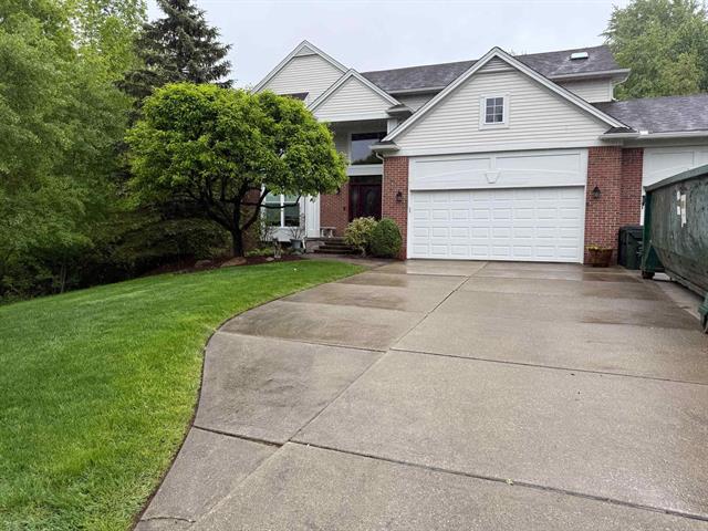 front view picture of 2801 Waldon Park Dr, Lake Orion, MI. 48359