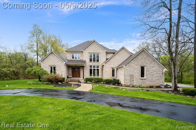 front view picture of 290 E Gunn Rd, Rochester, MI. 48306