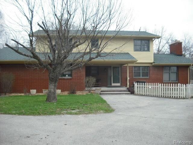 front view picture of 1930 W Gunn Rd, Rochester, MI. 48306