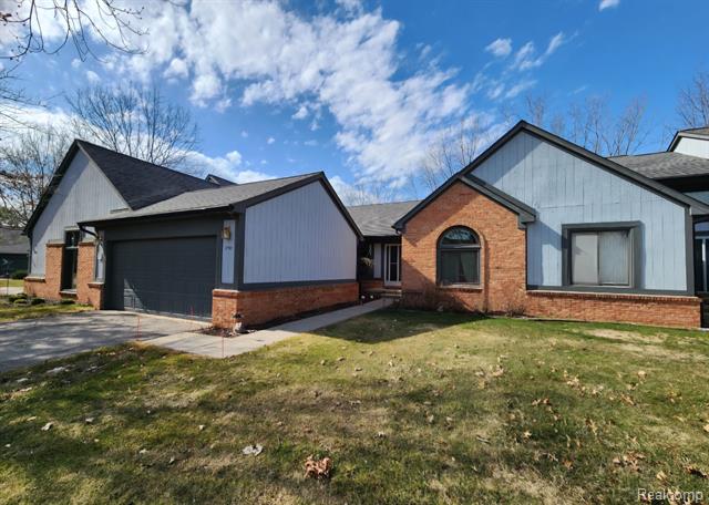front view picture of 2792 Lochmoor Blvd, Lake Orion, MI. 48360