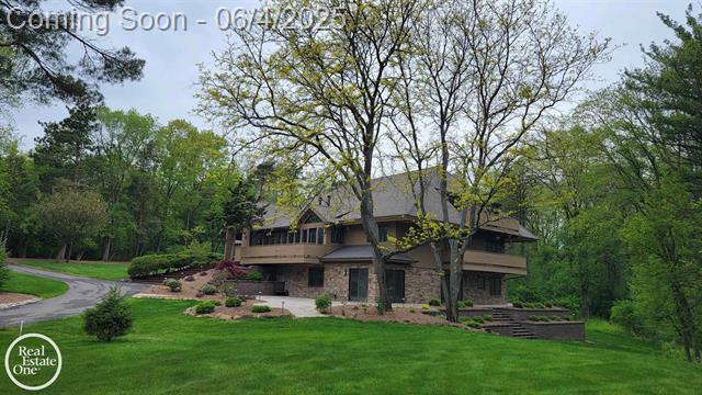 front view picture of 966 Pine Needle Trl, Rochester, MI. 48306