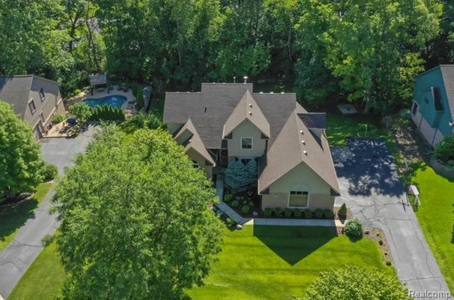 front view picture of 9770 Oak Valley Dr, Clarkston, MI. 48348