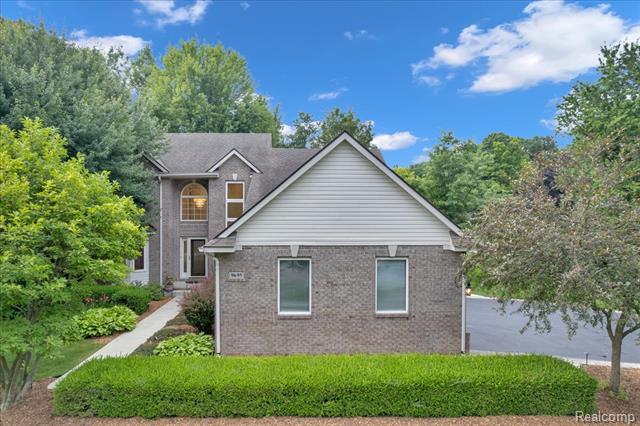front view picture of 9695 Forest Ridge Dr, Clarkston, MI. 48348