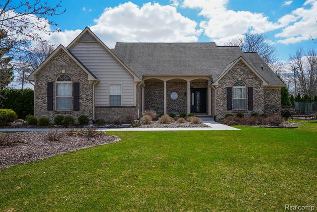 front view picture of 2385 Huntington Dr, Lake Orion, MI. 48360