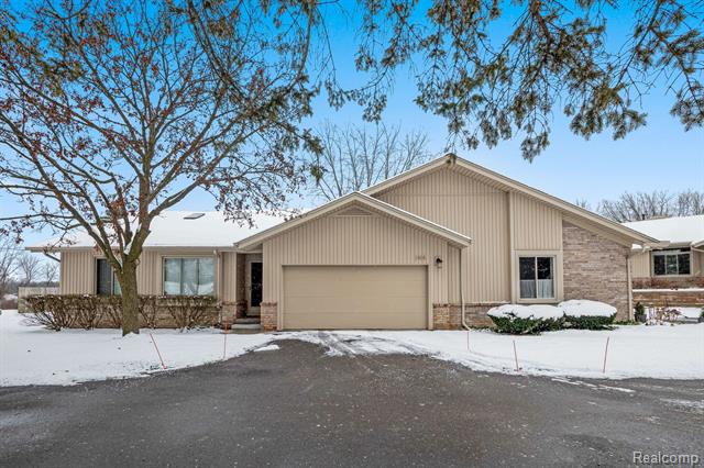 front view picture of 1905 Country Ln, Lake Orion, MI. 48360