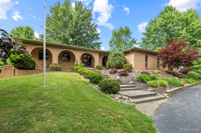 front view picture of 945 E Gunn Rd, Rochester, MI. 48306