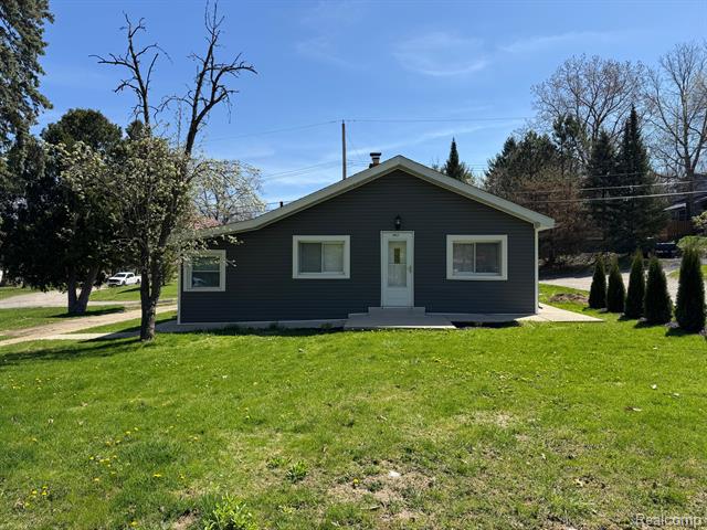 front view picture of 4915 Clarkston Rd, Clarkston, MI. 48348