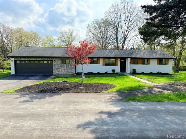 front view picture of 3142 Weygant Dr, Rochester, MI. 48306