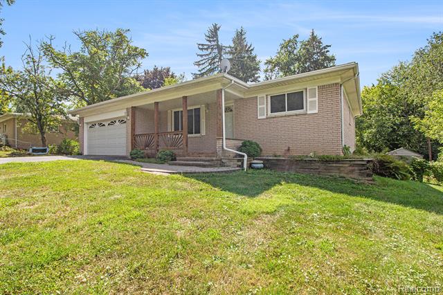 front view picture of 4910 Clarkston Rd, Clarkston, MI. 48348