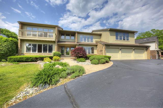 front view picture of 8453 Harbortowne Dr, Clarkston, MI. 48348