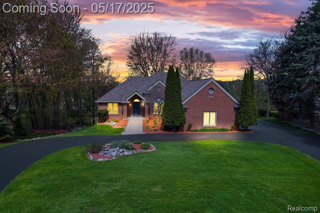 front view picture of 8261 Staghorn Trl, Clarkston, MI. 48348