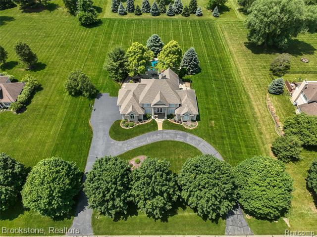 front view picture of 8254 Sashabaw Ridge Dr, Clarkston, MI. 48348
