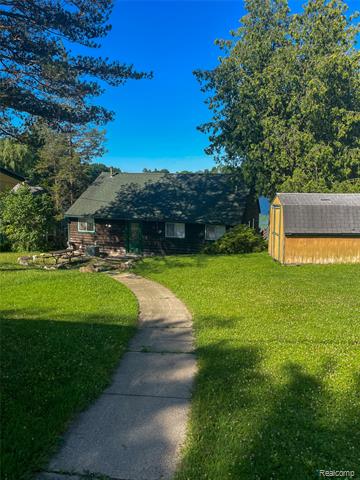 front view picture of 1749 Tannock Dr, Holly, MI. 48442
