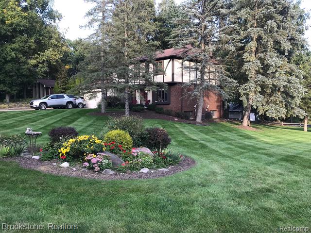 front view picture of 8094 Deerwood Rd, Clarkston, MI. 48348