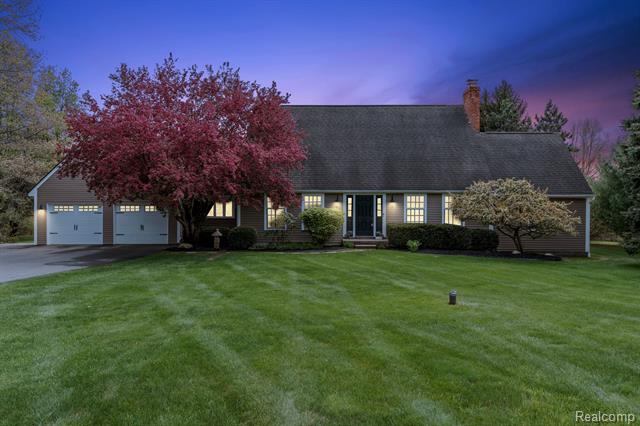 front view picture of 3165 Woodpine Ct, Rochester, MI. 48306