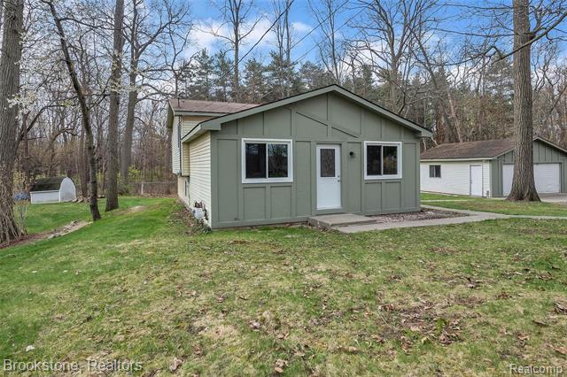 front view picture of 4965 Crestview Dr, Clarkston, MI. 48348