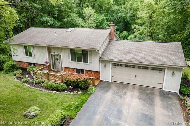 front view picture of 4855 Crestview Dr, Clarkston, MI. 48348