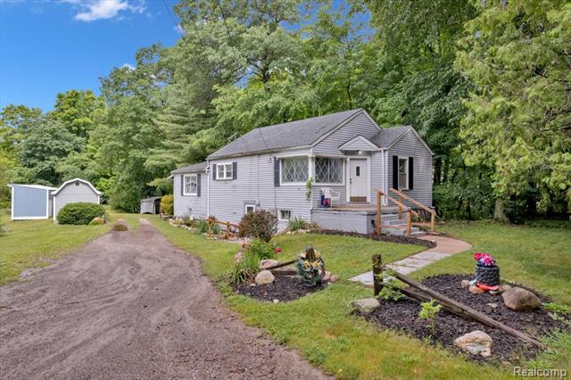 front view picture of 4155 Mill Lake Rd, Lake Orion, MI. 48360