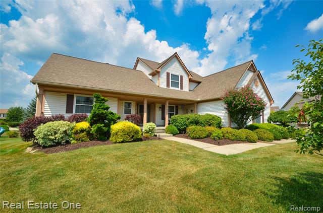 front view picture of 2092 W View Ct, Lake Orion, MI. 48360