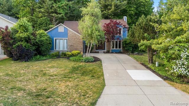front view picture of 2696 Cedar Key Dr, Lake Orion, MI. 48360