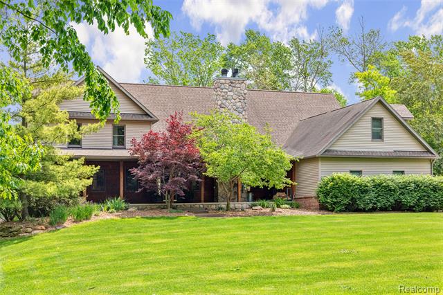 front view picture of 4230 Mill Lake Rd, Lake Orion, MI. 48360