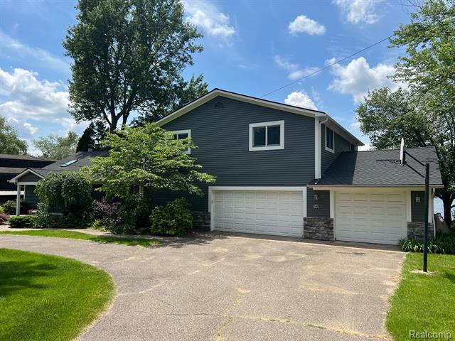 front view picture of 4870 Lakeview Blvd, Clarkston, MI. 48348