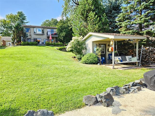 front view picture of 1325 Beach Dr, Lake Orion, MI. 48360