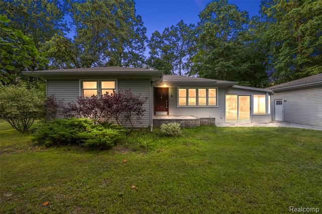 front view picture of 350 Casemer Rd, Lake Orion, MI. 48360
