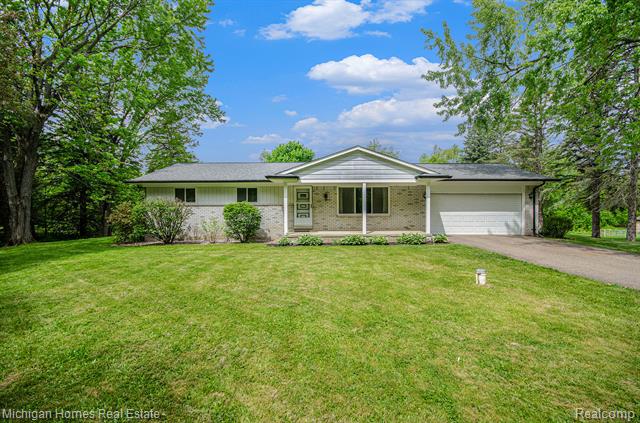 front view picture of 11465 Buckhorn Lake Rd, Holly, MI. 48442