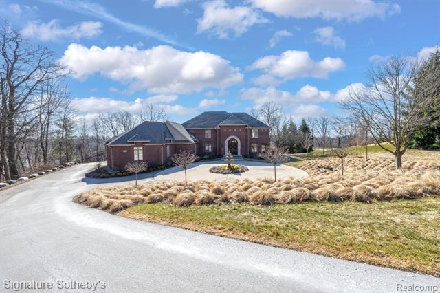 front view picture of 5001 Forest Valley Dr, Clarkston, MI. 48348