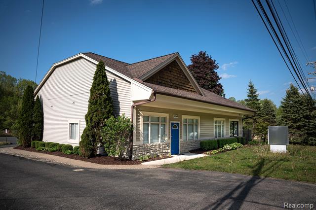 front view picture of 3048 W Clarkston Rd, Lake Orion, MI. 48362