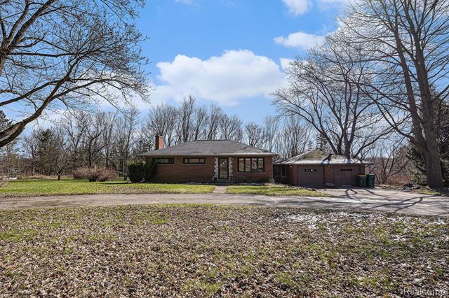 front view picture of 2289 Adams Rd, Oakland, MI. 48363