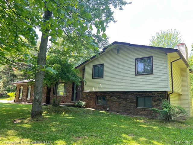 front view picture of 8865 Michigamme Rd, Clarkston, MI. 48348