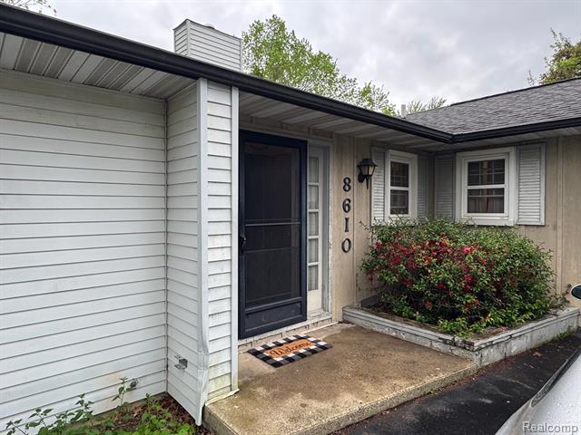 front view picture of 8610 Waumegah Rd, Clarkston, MI. 48348