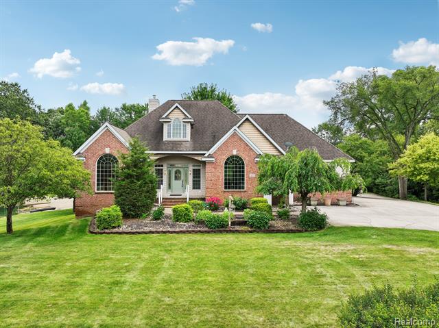 front view picture of 2673 Cole Rd, Lake Orion, MI. 48362