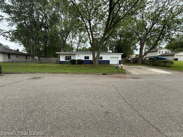 front view picture of 300 Lehigh Ave, Pontiac, MI. 48340