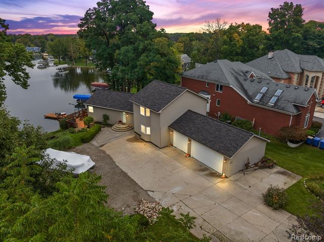 front view picture of 3030 Dixie Hwy, Waterford, MI. 48328